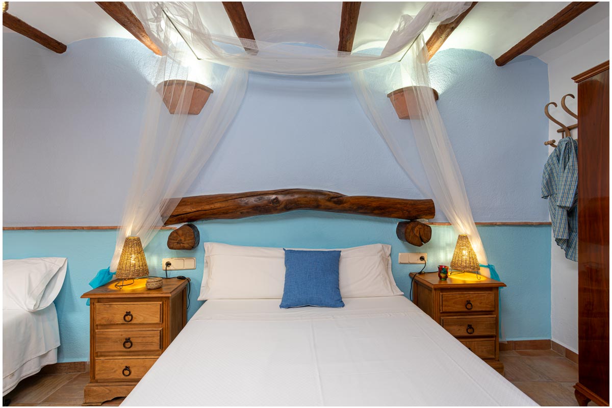 habitación azul con velos para evitar las picaduras de mosquitos