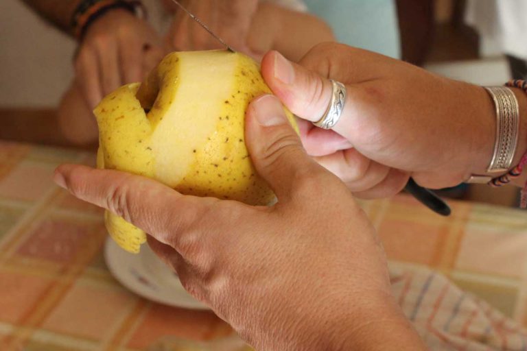 pelar una manzana para actividades en una casa rural