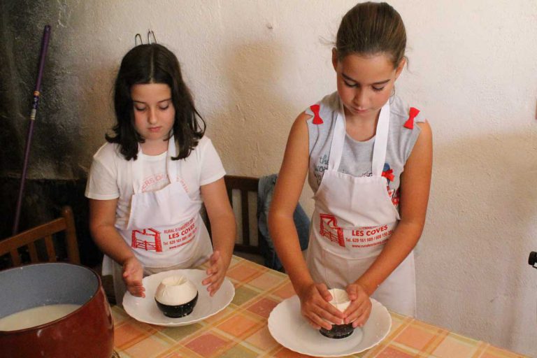 niñas taller queso fresco casa rural
